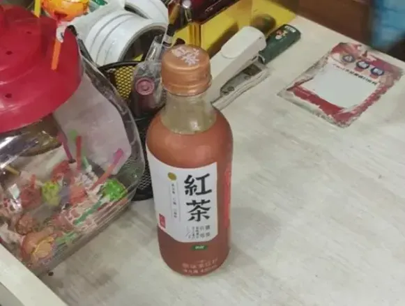 雜貨店買到「加料紅茶」慘送醫洗胃　事後向店家索賠遭拒：別人亂放的