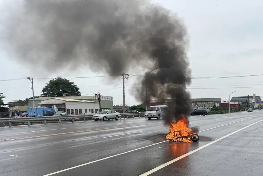 影/起火畫面曝光！台南女騎士太累恍神雷殘　機車成火球燒到剩骨架