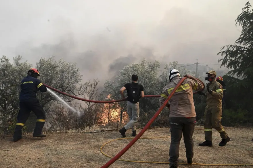 影/希臘強風助長野火肆虐　蔓延至附近空軍彈藥庫引發大爆炸