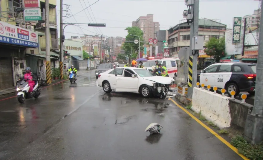 快訊/台中死亡車禍！詭偏「自撞分隔島」車頭撞爛　26歲男送醫不治