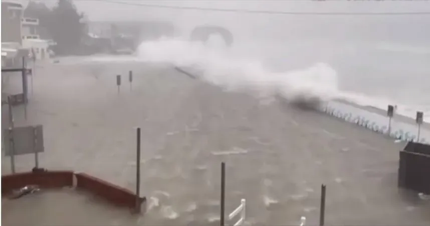 影/杜蘇芮災情！澎湖15級狂風暴雨掃招牌　海水倒灌淹沒停車場