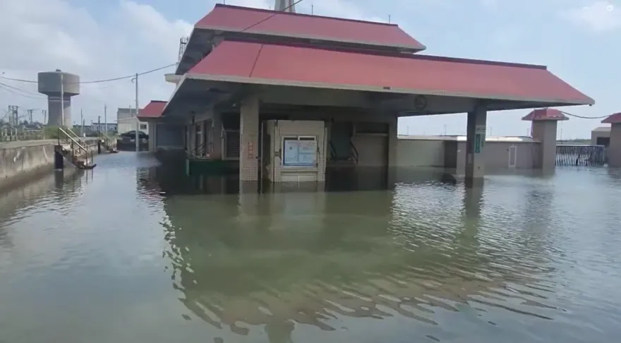 卡努災情/【影】雲林箔子寮漁港邊海水倒灌「積水成池」　民眾驚呼：30多年第一次看見！