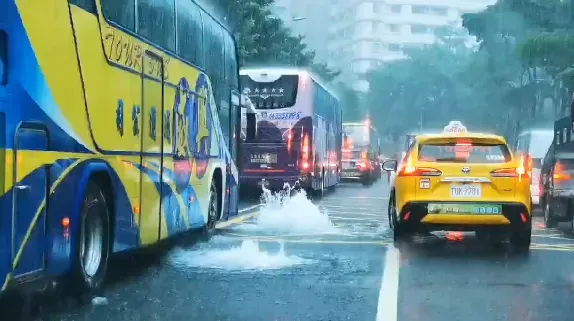 快訊/雷雨狂炸高雄！漢神巨蛋旁驚見「人孔蓋噴泉」　警方急管制交通