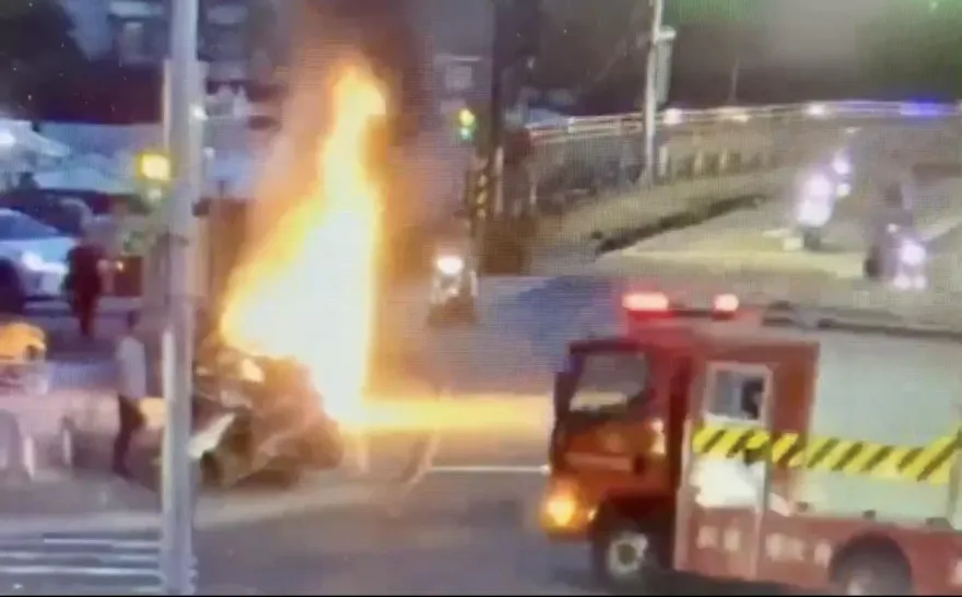 快訊/新店整排機車冒白煙後陷火海　疑電動車自燃釀禍