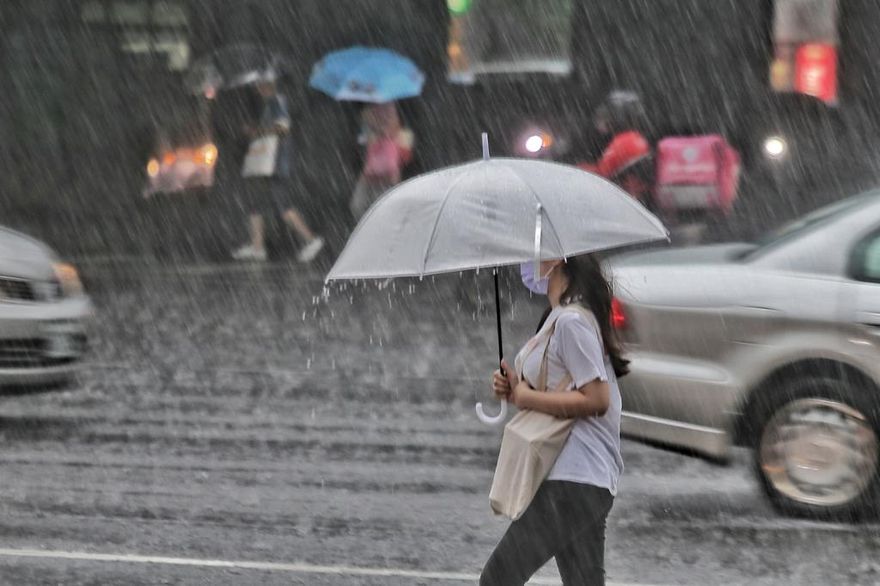 雨彈一早開轟！北北基桃大雨特報　小心雷擊、強陣風