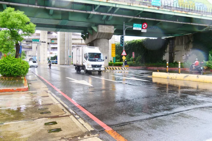 海葵颱風／新北堤外停車場「今晚7時起只出不進」　紅黃線開放停車