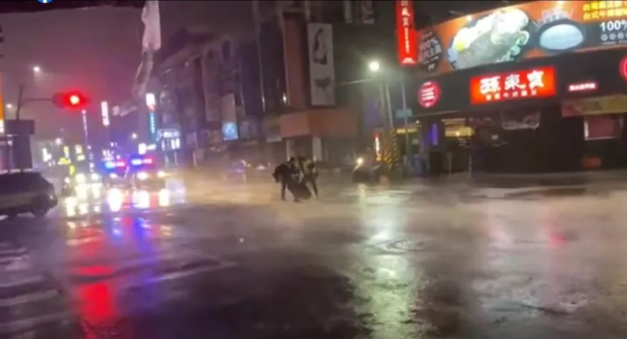 海葵颱風/高雄五甲人孔蓋飛離！警察深夜冒雨搶救　網感動：辛苦了