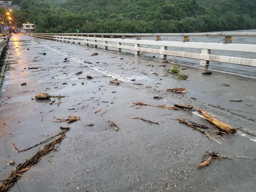 海葵颱風/黑夜水位升…淹過一座橋！5hrs後水位退去留枯枝…花蓮大橋現況曝