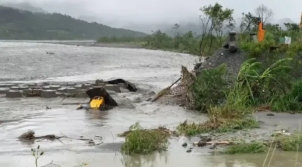 海葵颱風/巨風吹動16噸怪手！「撲通」掉進秀姑巒溪　現場畫面直擊