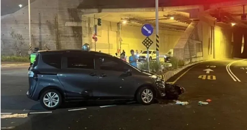 颱風夜淡水新民隧道前嚴重車禍！汽車撞飛機車　騎士雙腿骨折送醫