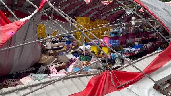 海葵颱風/狂風肆虐！台東中央市場棚架「整座吹垮」　商品散落滿目瘡痍