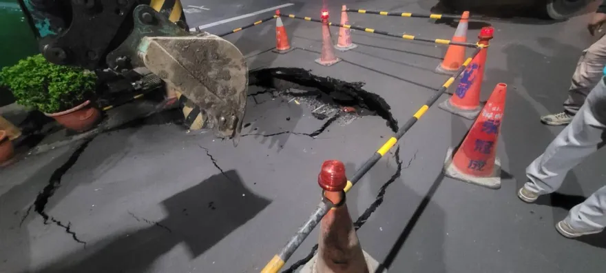 影/高雄仁武出現天坑「一輛車大小」！地下水湧出掏空　一旁電桿險象生