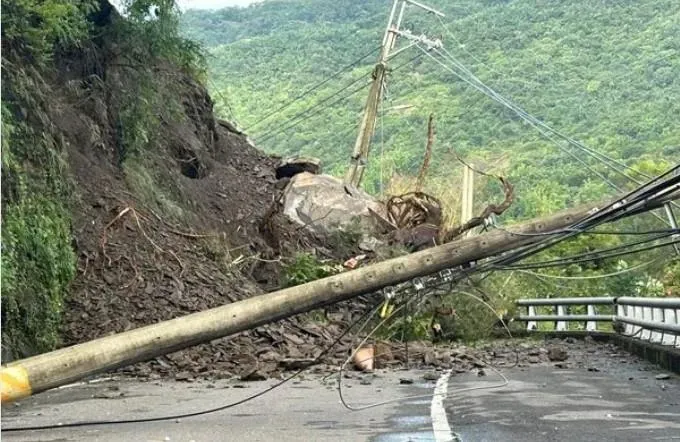 高雄六龜午後暴雨土石滑落！高133線道路中斷　預計今可搶通