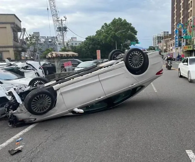 桃園8旬翁街頭暴走！闖紅燈撞飛機車騎士再毀4車　連人帶車慘翻覆