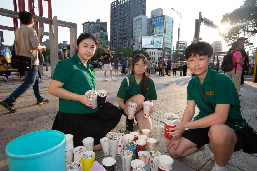 「綠色軍團」現蹤西門町！北一女攜手百川扶輪社淨街　撿拾2萬根菸蒂