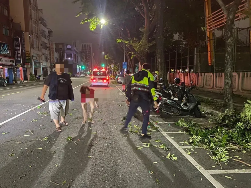 小犬颱風/強風釀禍！高雄路樹樹枝遭颳落　砸中雙載機車2人傷