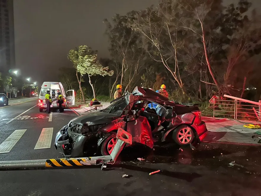 快訊/台南嚴重車禍！轎車高速撞倒號誌桿　車體幾近全毀1死3傷