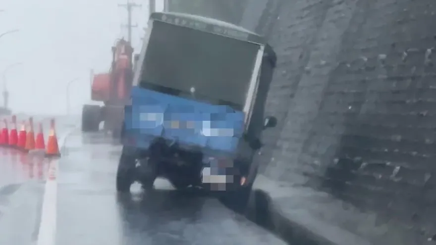 小犬颱風/台東狂風暴雨第一線直擊！小貨車慘卡排水溝　樹木、鐵皮圍籬被吹倒