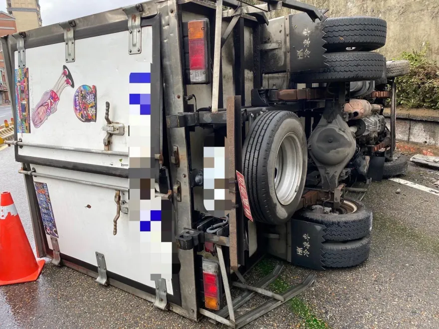 影/北市環快道路小貨車翻車！疑駕駛恍神碰撞路緣出事