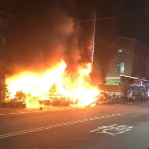 影/台南機車行爆炸起火！凌晨烈火黑煙狂竄　老翁嗆傷送醫