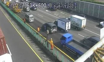 快訊/國1鼎金系統北上連環車禍！4車「碰碰碰」…它屁股被親全爛掉