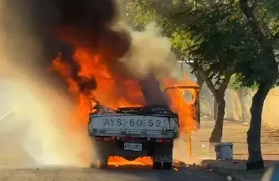 影/沙鹿中清路火燒車！火煙猛烈阻視線　下班時段車輛減速慢行