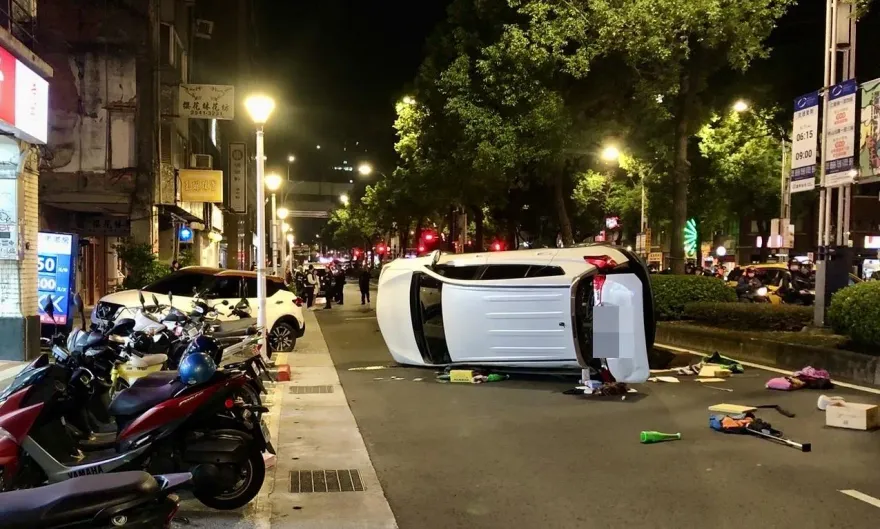 快訊/影片曝光！北市中山北路翻車車禍　新北市議員張嘉玲受傷送醫