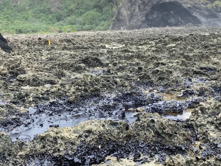 綠島柚子湖驚見大量黑色柏油　環保局：有人蓄意傾倒重油