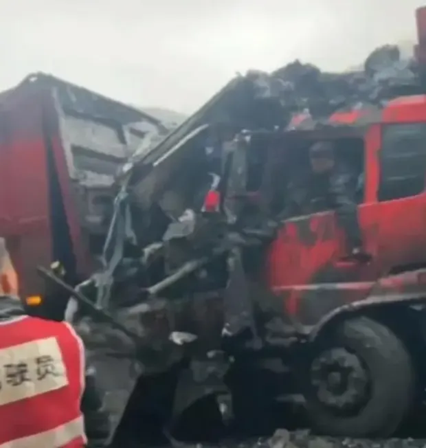 影/貴州巴士遭大貨車前後夾擊成「夾心餅乾」　車身嚴重變形釀3死3傷