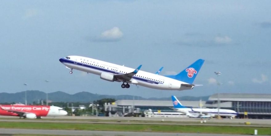行充又惹禍！乘客「相機電池+行動電源」突冒煙　南航急折返