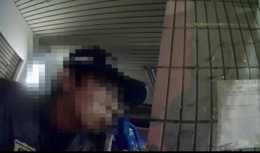 影/警見轎車後視鏡未開上前關心　駕駛飄酒味下場慘了