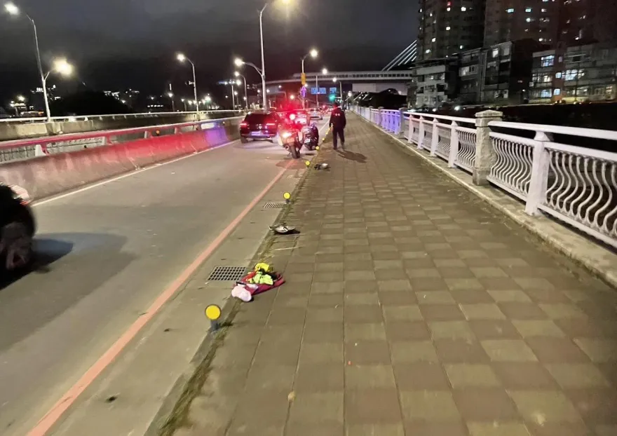 快訊/中和秀朗橋嚴重車禍原因曝！前車自摔後車追撞　女乘客倒地OHCA