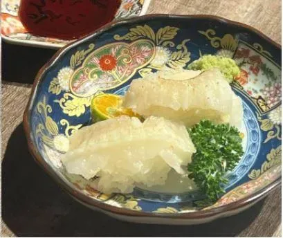 吃過超哥的海鮮丼！部落客曝「魚生是臭的」　認了怕被打：只敢發限動