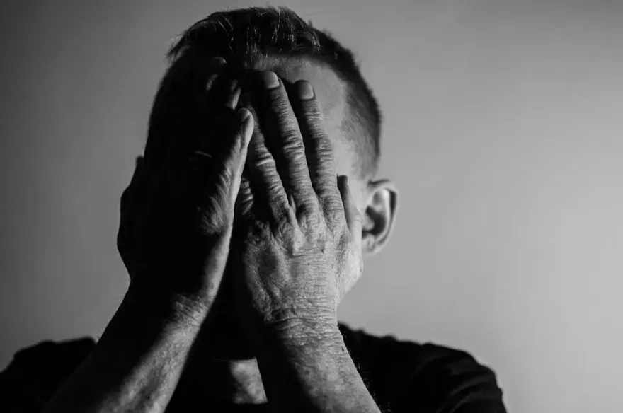 老母親的逆襲！遭逆子抓頭撞地提告「撤銷贈與」　判決結果出爐…收回5房產