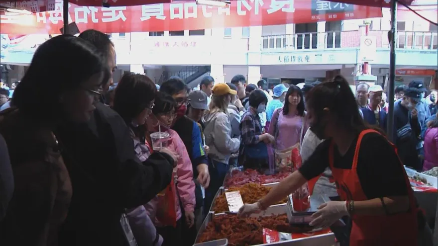 影/天氣好！台北迪化街人潮滿溢、美女闆娘笑開懷　搭接駁車採買最方便