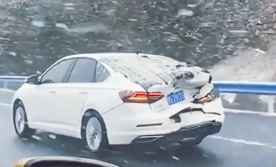 影/風雪無阻！小客車車尾撞爛仍要返鄉　捆膠帶上路吸引大批網友追拍