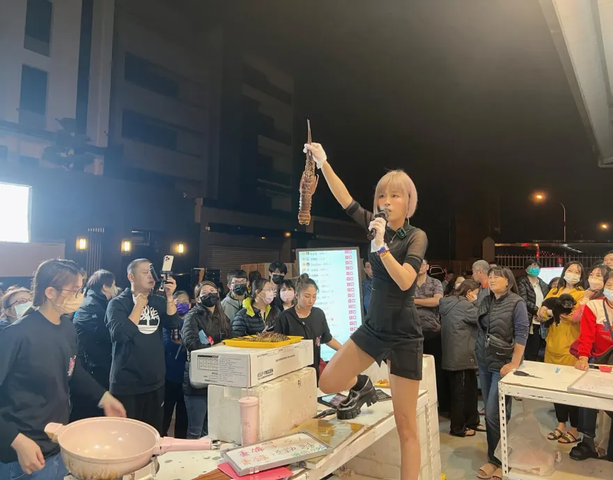 丟丟妹李明珊直播爆意外　油炸不慎當眾「脫層皮」