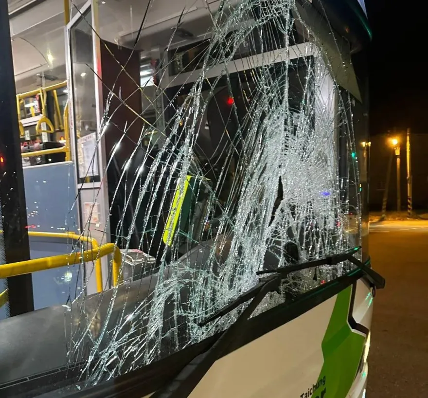 影/台中死亡車禍！男疑闖紅燈遭公車撞飛　搶救12小時不治