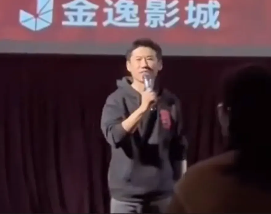 影/張藝謀執導賀歲片宣傳爆衝突！　男演員挨觀眾轟「五線明星」黯淡住口