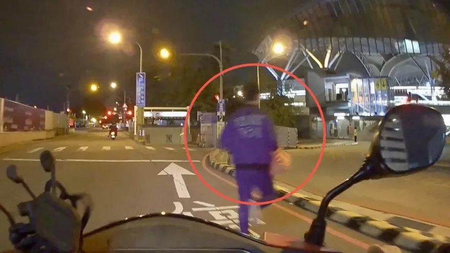 影/抓住他！失聯移工見警棄車拔腿狂奔　火車站前遭熱心男攔下活逮