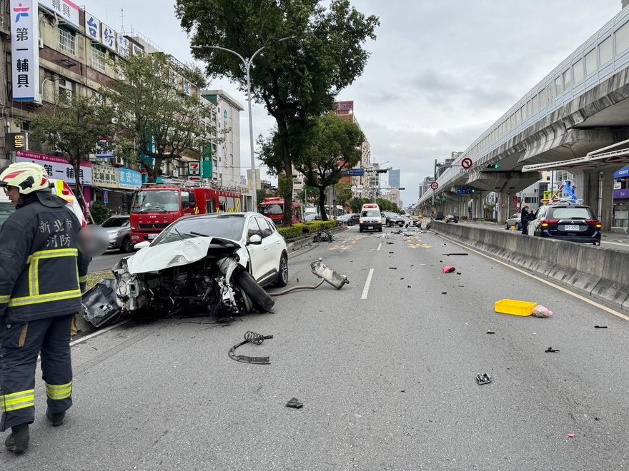 快訊/直擊高速追尾！新莊男載8旬母遭撞2傷　水泥護欄撞倒、車頭削半