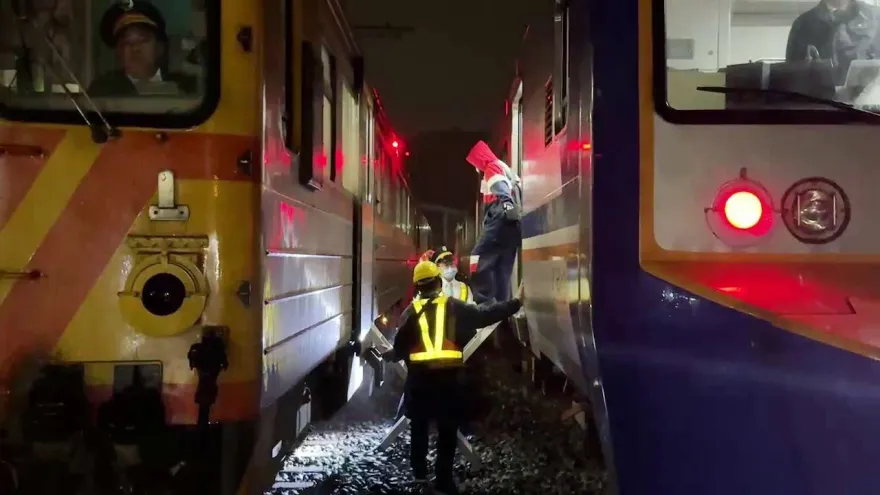 快訊/宜蘭線大誤點！開車衝撞派出所男「屍塊四散」身亡鐵道上　暫「單線行車」