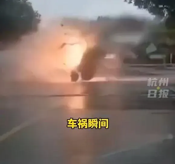 影/雨天尬車釀禍！電動車失控撞樹爆火球「空中大翻轉」駕駛慘死