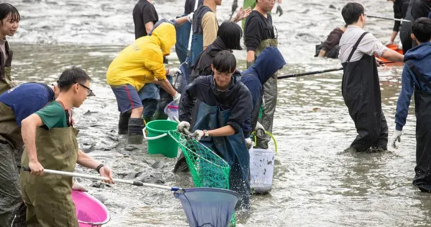 中興湖百人清池「吸引日媒參與」　撈出300生物與「20年前Nokia手機」