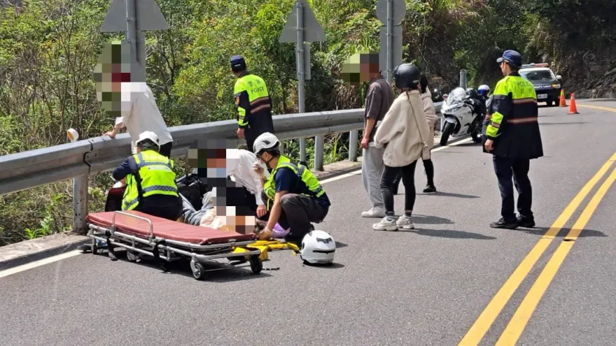 台8線女騎士「自撞護欄」後座男墬谷不治　「無照」車友幫找手機隧道對撞遊覽車