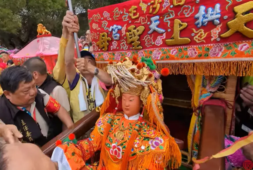 白沙屯媽祖/換轎高清畫面！直擊媽祖尊容　信眾高喊「進哦」踏上歸途