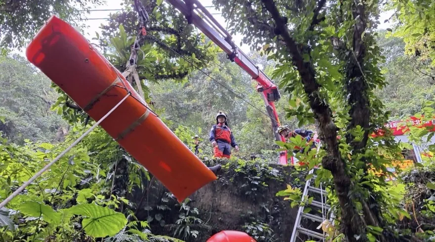 70歲翁汐止登山摔3米深溝　警消吊掛助脫困緊急送醫