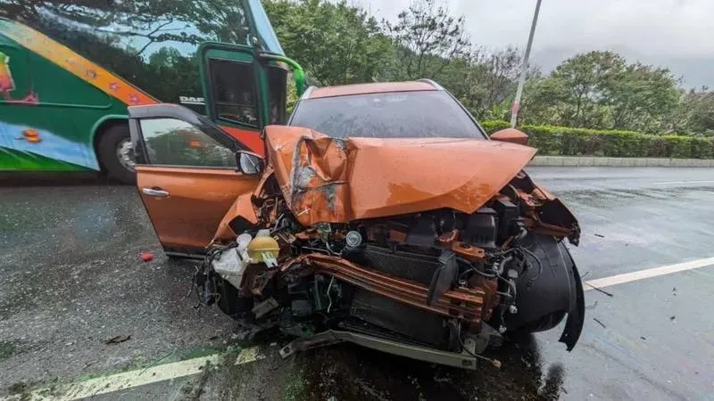 快訊/疑天雨路滑出事！花蓮台9線轎車自撞路樹全毀　女駕駛傷送醫