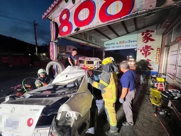 快訊/台東重大車禍！轎車失控撞進海鮮餐廳　車內2人送醫不治