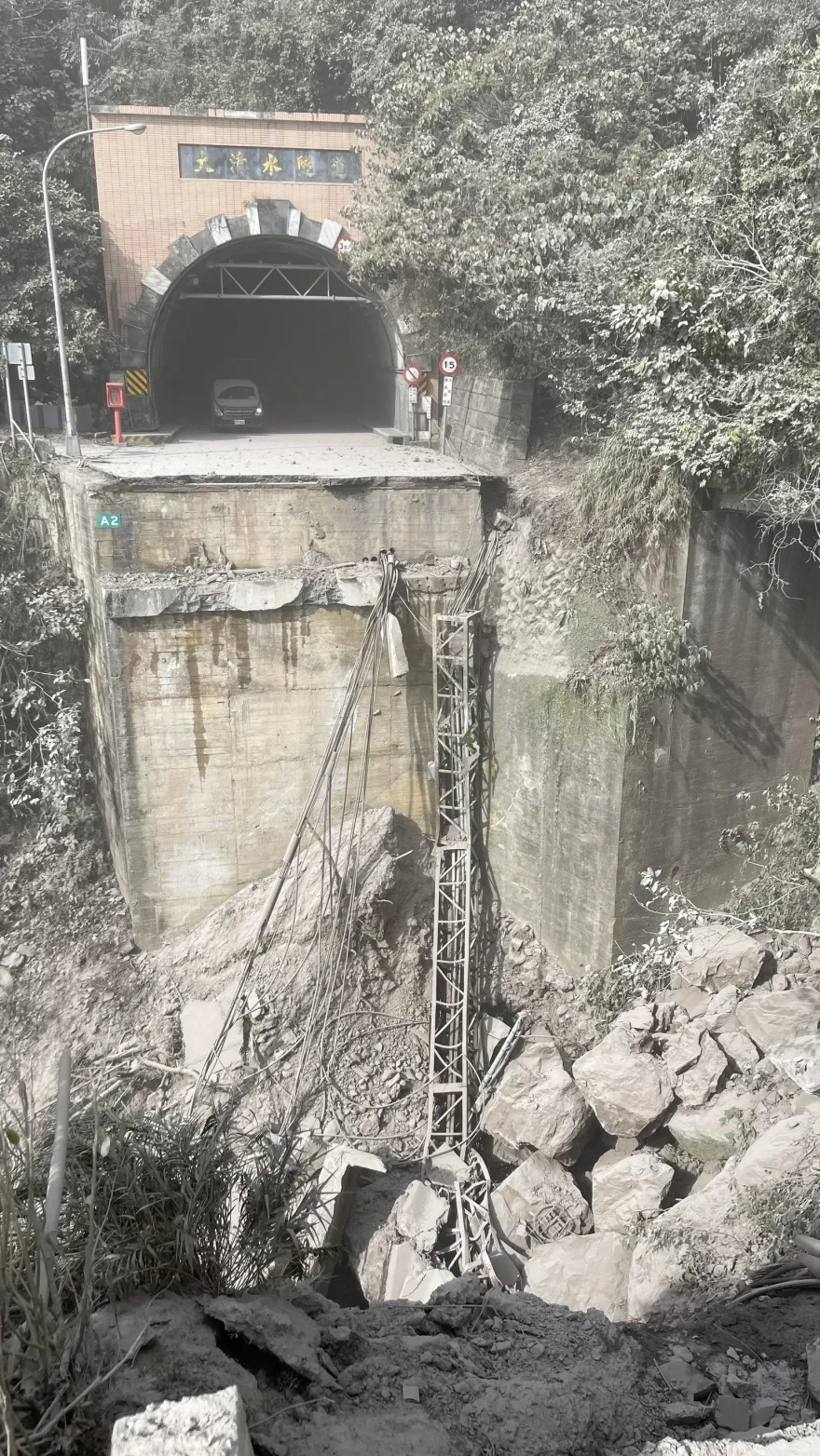 7.2強震撼全台/出隧道就沒路了！蘇花「大清水隧道」路基掏空　交通中斷